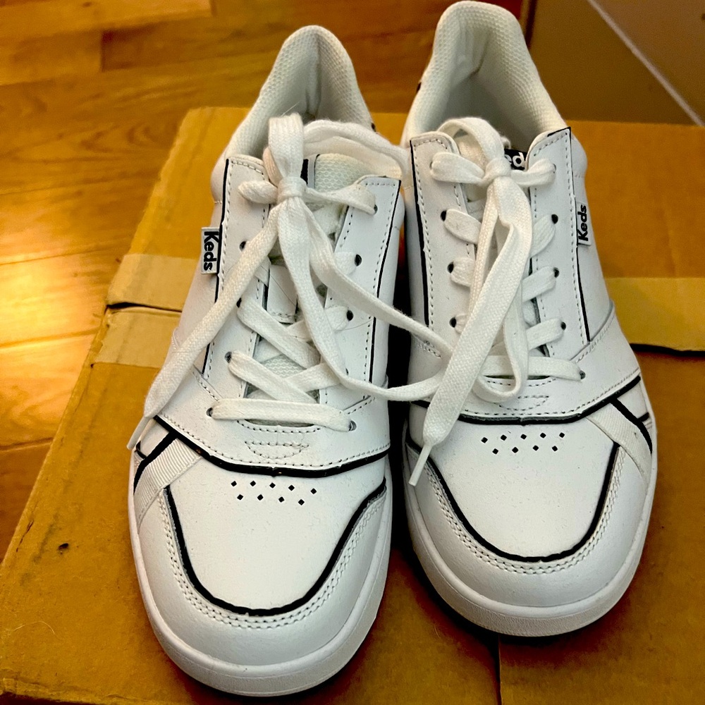 NWOT Keds The Court Laceup Sneakers - Size W8